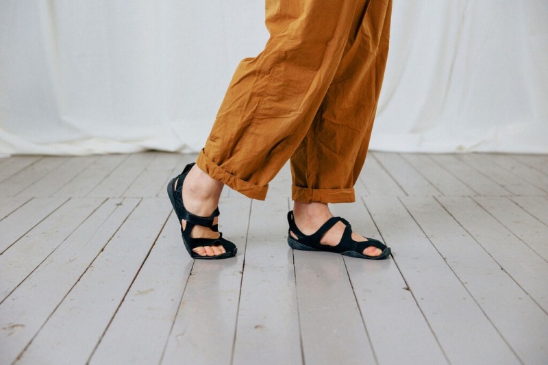 Black Women's Wildling Feder Sandals | UK-NHWXLI150