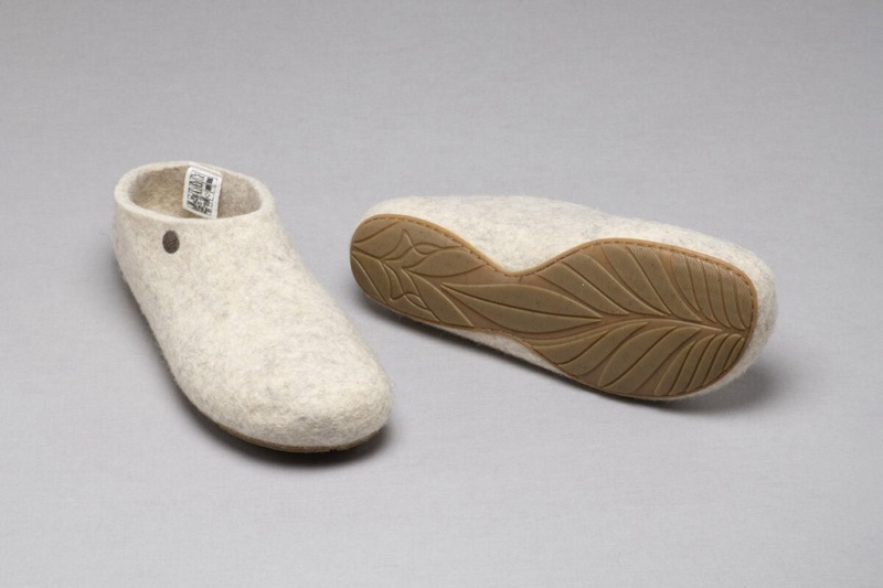 Cream Men's Wildling Nelus Slippers | UK-CNITUV259